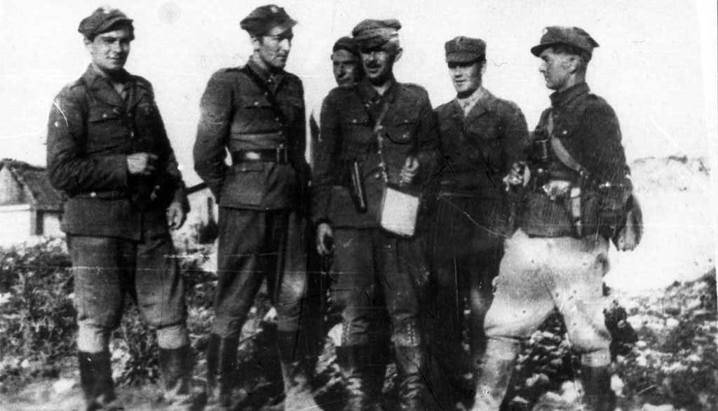  Od lewej stoją: Jerzy Stefański „Cedur”, Mieczysław Czechowski „Wrzos”, Hieronim Dekutowski „Zapora”, Tadeusz Skraiński „Jadzinek”, Jan Szaliłow „Renek”, z tyłu Jerzy Siwecki „Bachus” 