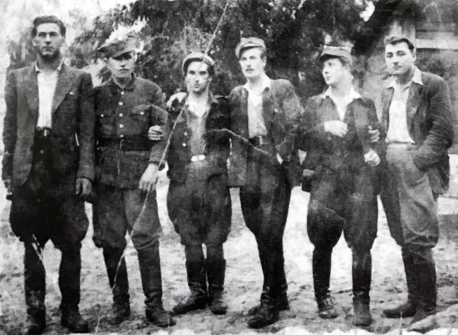 Od prawej: Tadeusz Miksza "Wampir", Bogdan Dzierżanowski "Lotnik", Jerzy Karcz "Bohun". Pozostała trójka NN | Fot. Zbiory autora